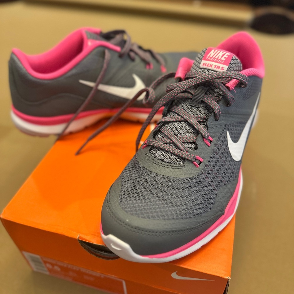 Nike Flex Trainer 5 Women's Athletic Shoes in Gray and Pink - Brand New In Box